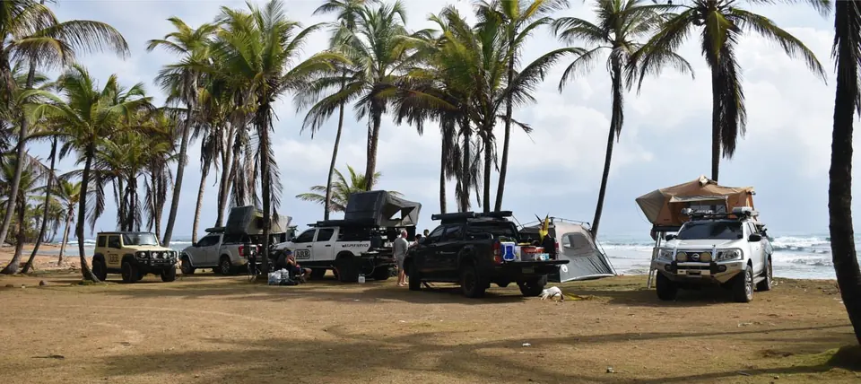 Campamento de vehículos 4x4 en la playa